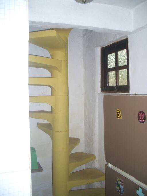 Escada caracol para acesso ao piso superior (suíte).