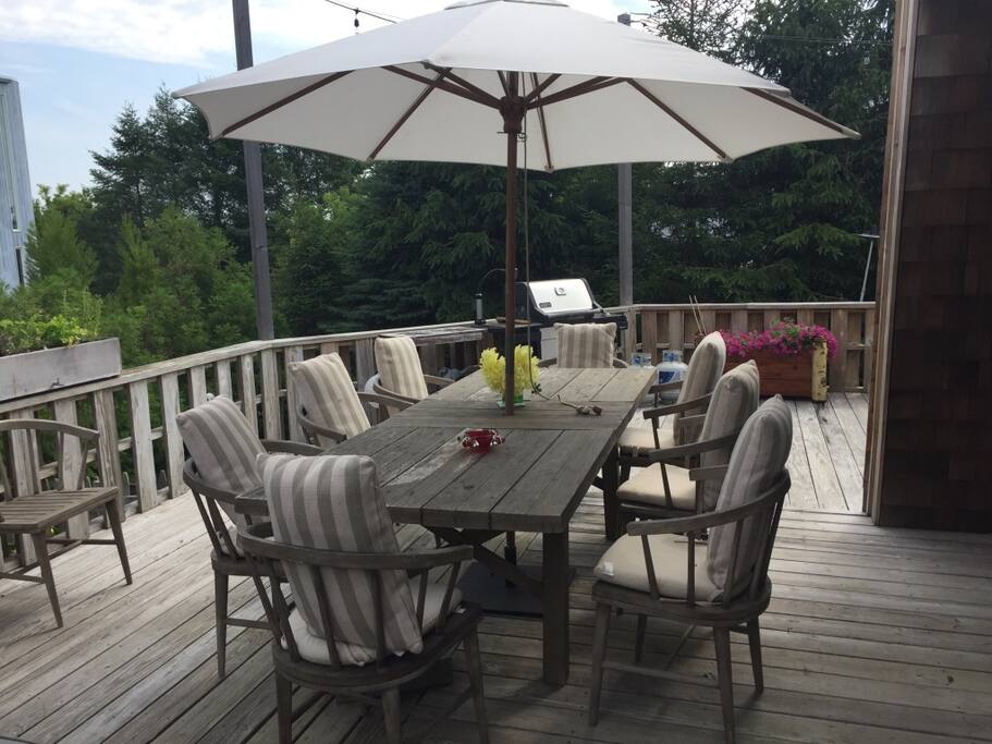 lots of room to eat and cook outside
