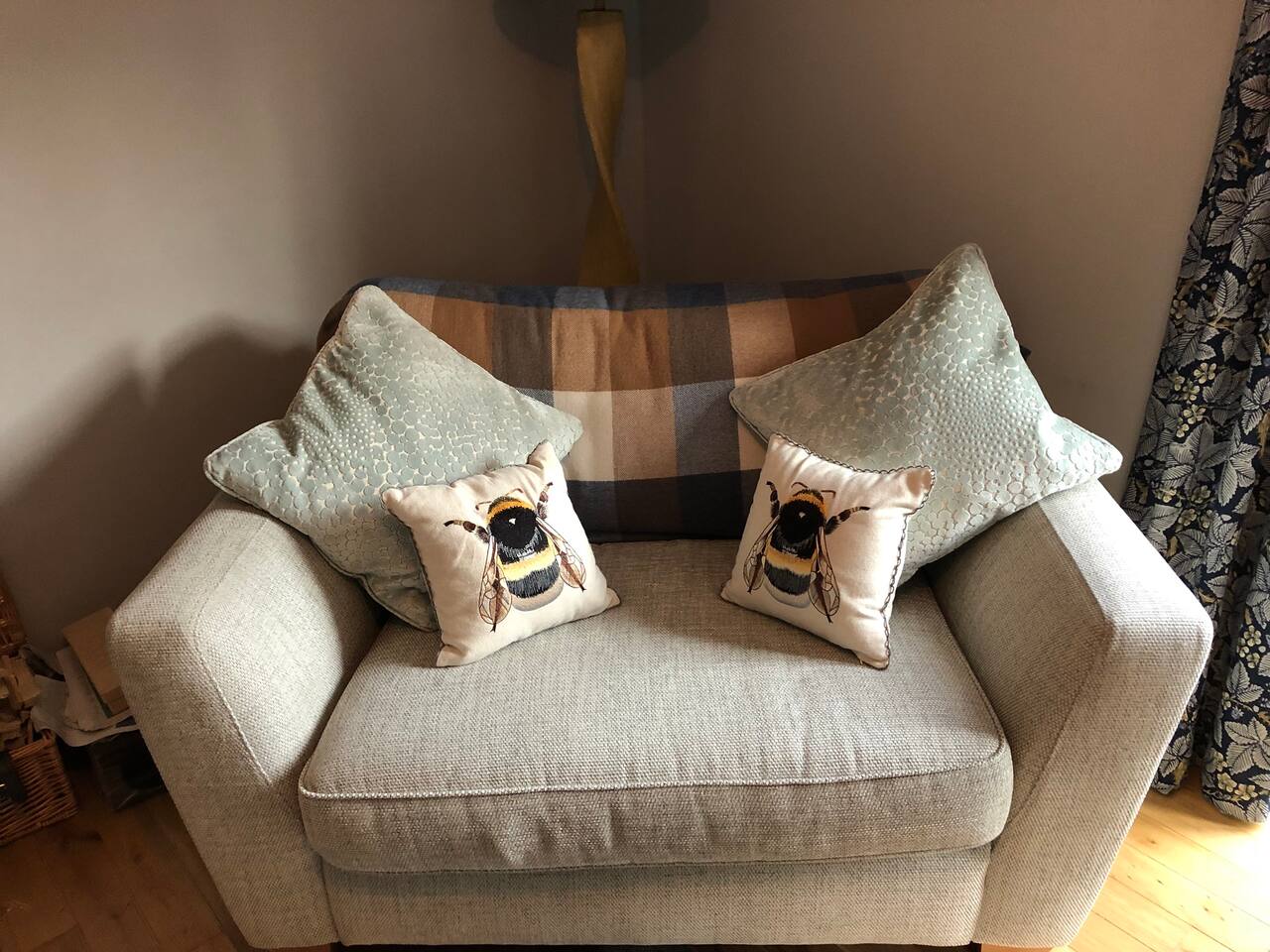 Bumblebee Cottage Hay On Wye Garden And Parking Cottages For