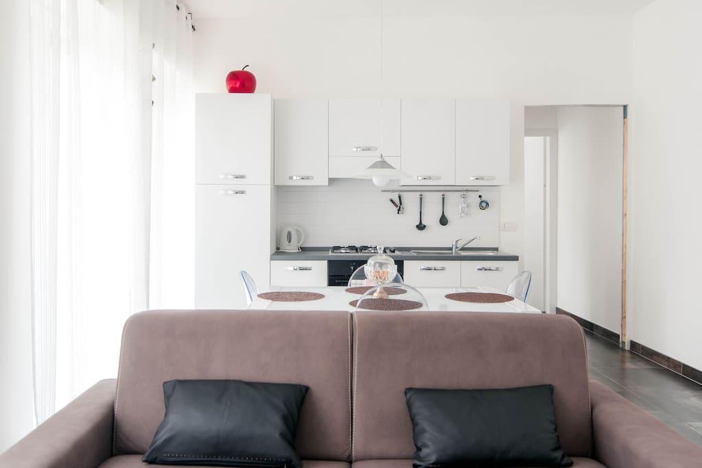 semprecucina e soggiorno con divanoletto matrimonialr