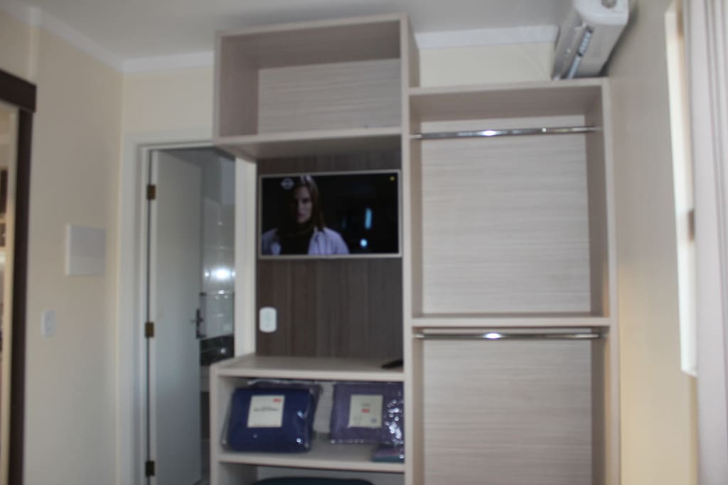 Guarda roupa aberto da suite, temos 03 mantas e 05 travesseiros
