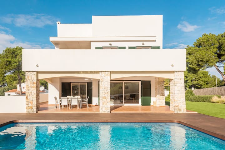 Villa Barbara ★Beach★ private Pool, free AC&WiFi★
