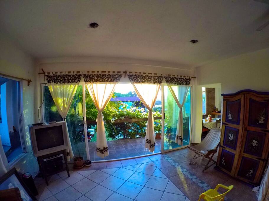 Sala principal con vista a la alberca