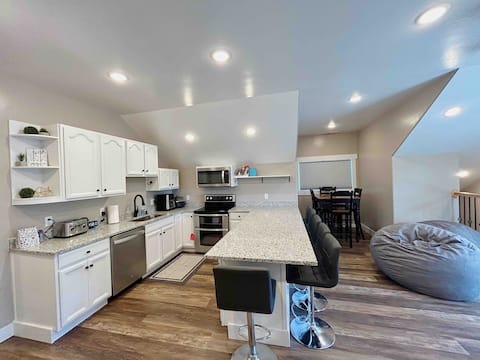 NEW-Entire Guest House, Gym, Game Room