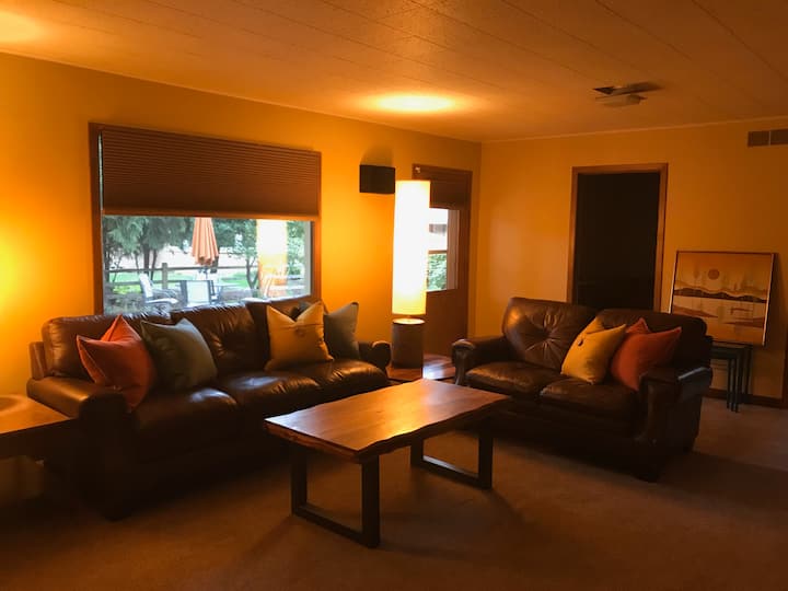 Le canapé-lit de la salle de télévision dispose d'un canapé convertible de taille que