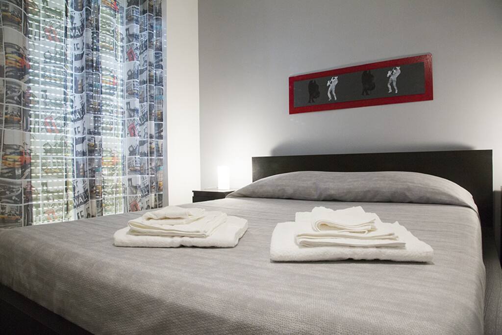 Il letto con gli asciugamani messi a disposizione