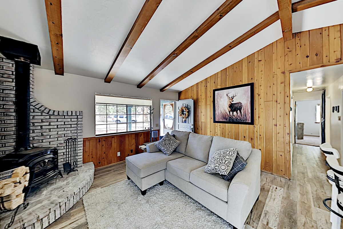 أريكة مريحة للغاية تتحول أيضًا إلى سرير بحجم كبير.