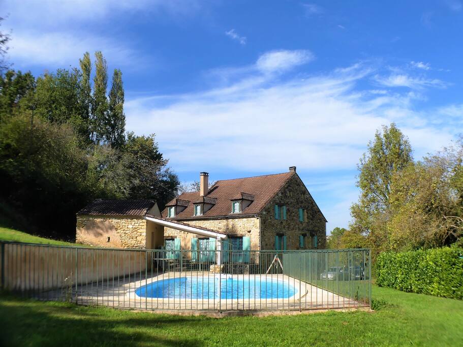 La maison vue depuis l'espace piscine
