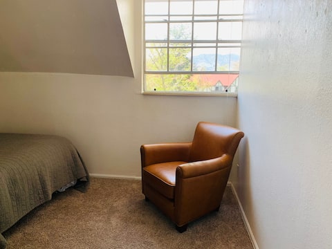 Top performing Airbnb: Cozy, Tree Top Getaway just 10 mins to Pearl st. in Palo Park