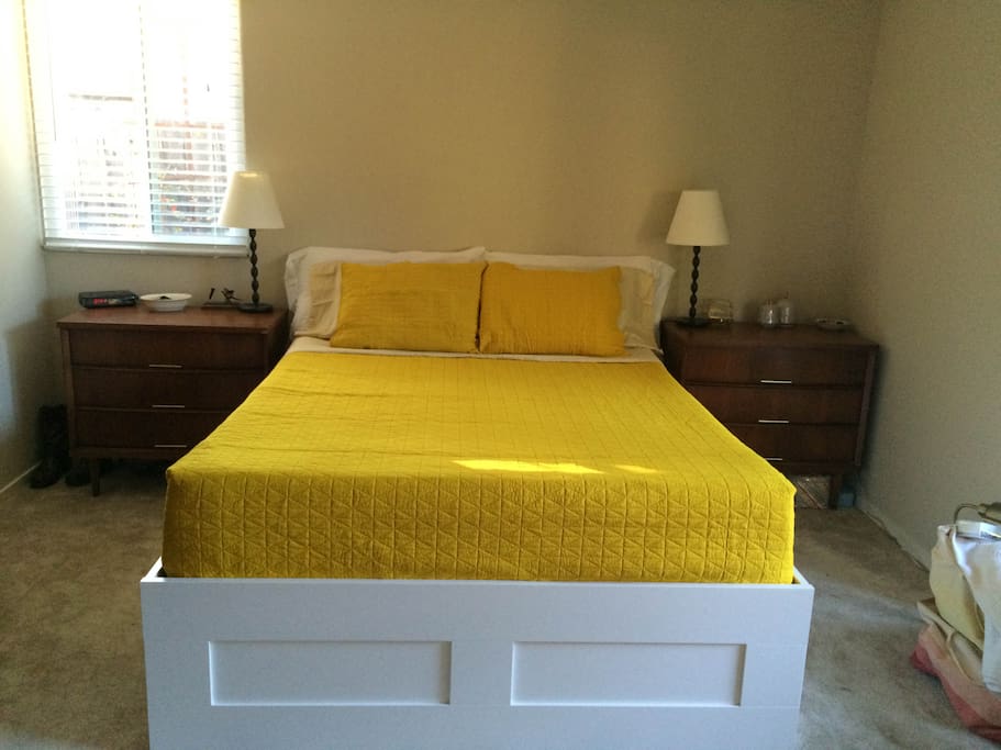 Master bedroom, queen bed
