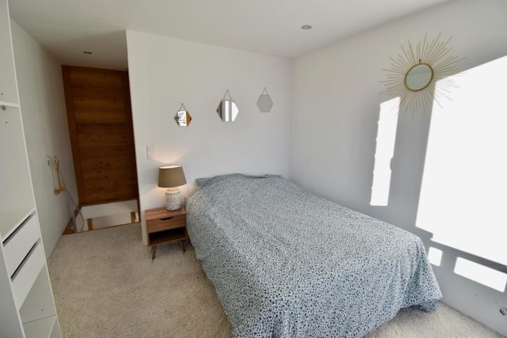Bedroom 2nd floor double bed