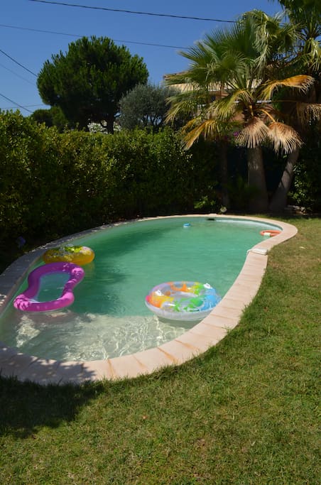 Agréable piscine, plage à faible profondeur; transats et parasols à disposition