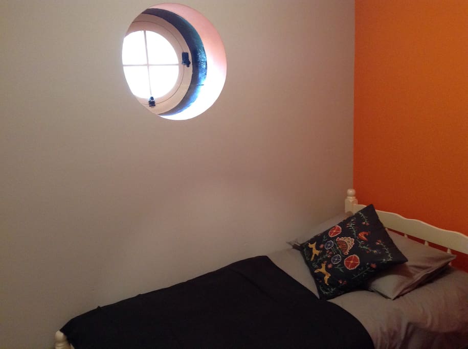 Single room with sweet round window