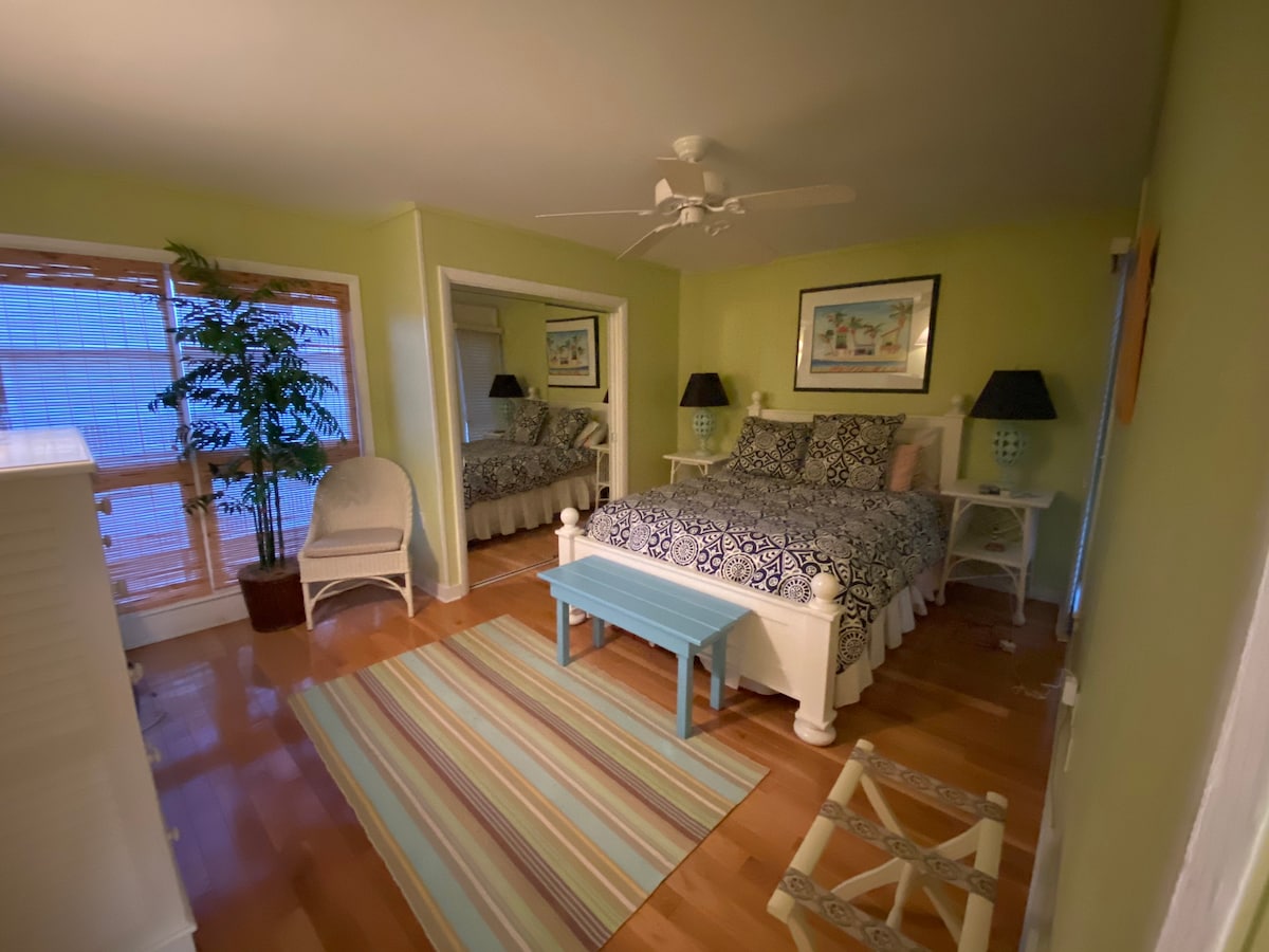 配有标准双人床的主卧