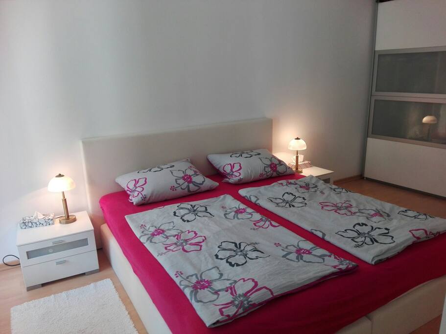 Schlafzimmer mit Boxspringbett