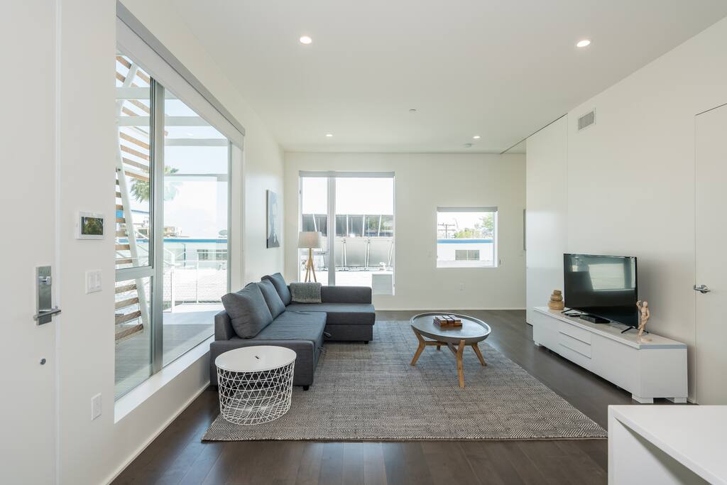 New Architectural Apartment + Rooftop + Parking