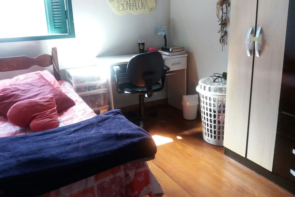 Quarto individual ventilado, com cama de solteiro, escrivaninha e capacidade máxima de 2 pessoas (1 cama e 1 chão)