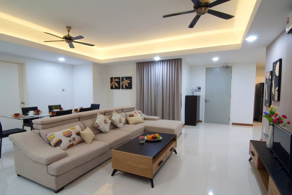 COZY & SPACIOUS LIVING ROOM