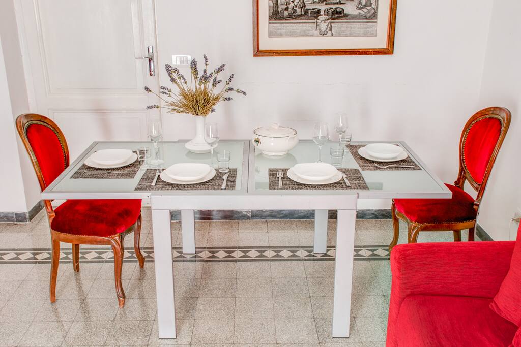 You can easily eat all together in the living room!