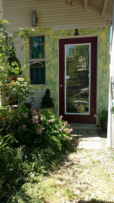 Studio A, Uptown Company House Vacation & Business Rentals