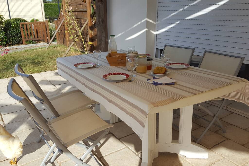 Le petit déjeuner est servi à l'extérieur lorsque la météo le permet.