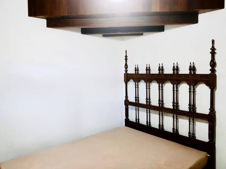 سرير في مزرعة ليس في الطابق العلوي.