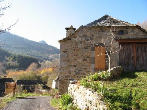 Charming house at the foot of the rammer of rushes