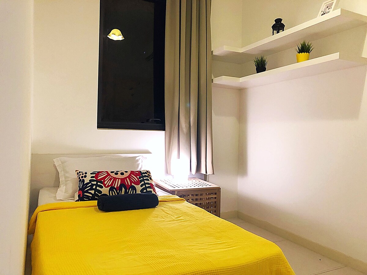 第二间客房单人床，配有额外的地板床垫。全空调