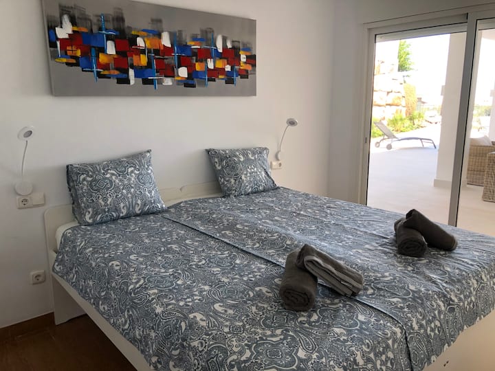 Spálňa N1 na prízemí na úrovni bazéna s výhľadom na bazén. 