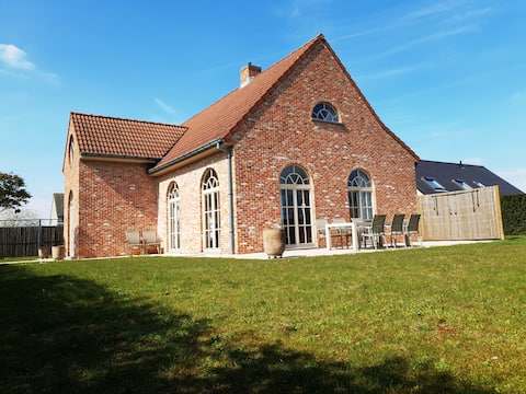 Popular Airbnb listing: Charming Villa in Kortrijk