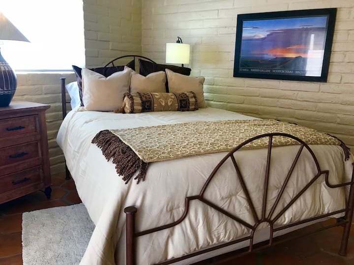 Matandiko ya kifahari yanaweza kupatikana katika chumba kikuu cha kulala.