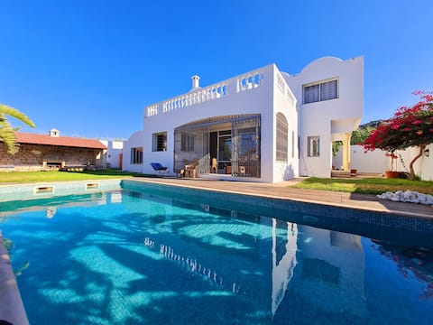 Beautiful Villa with Pool in Ain Mestir - Rafaf