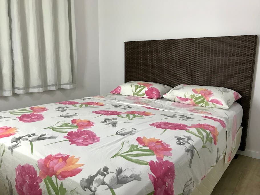Quarto 1: Cama Queen - Ar Condicionado 12 mil btus e Guarda Roupa!