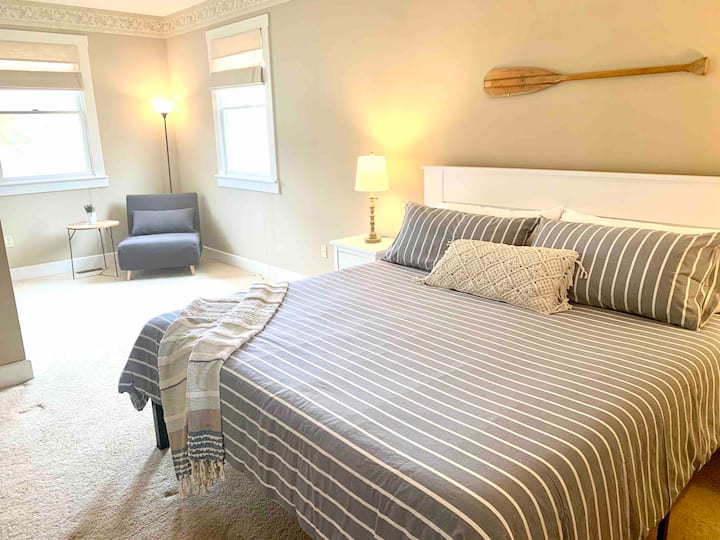 Dhomë gjumi e nivelit kryesor me krevat dopio "King" dhe krevat tek me palosje