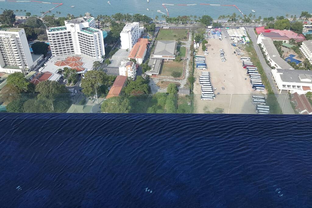 view from swimming pool屋根のプールを見下ろして海辺です在屋顶泳池俯瞰海边