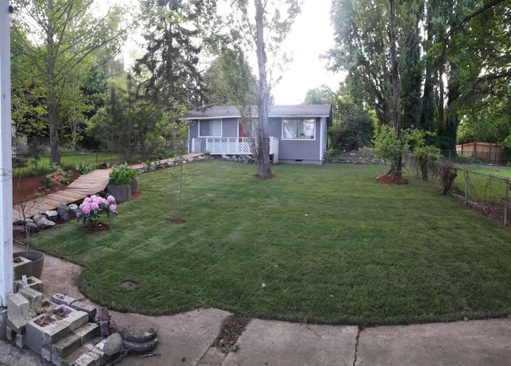 Private cottage in Tukwila. Close to SeaTac Guesthouses for Rent in