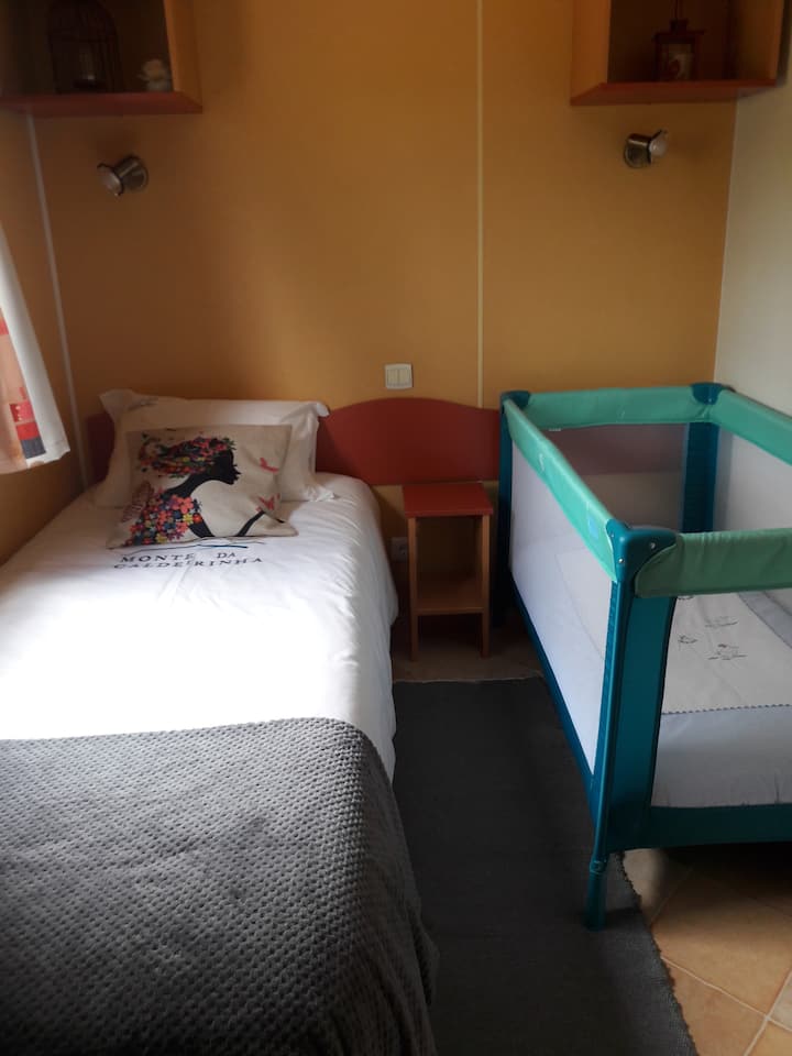 Საძინებელი 2 - ჩვილის საწოლით