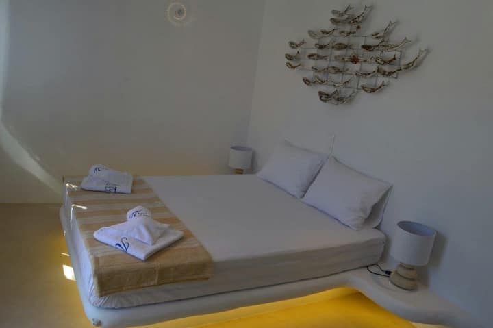 מיטה זוגית עם תאורה נסתרת על הרצפה