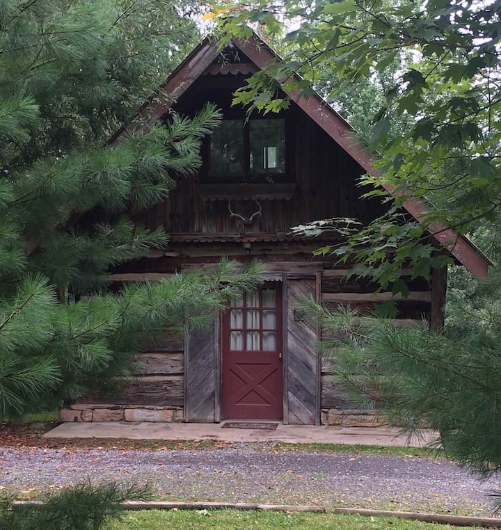 Log Cabin in West Virginia with hot tub and fireplace