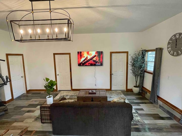 Up North Getaway Centrally Located With Hot Tub
