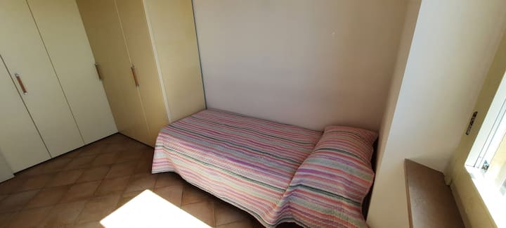 带壁橱的单人床房 