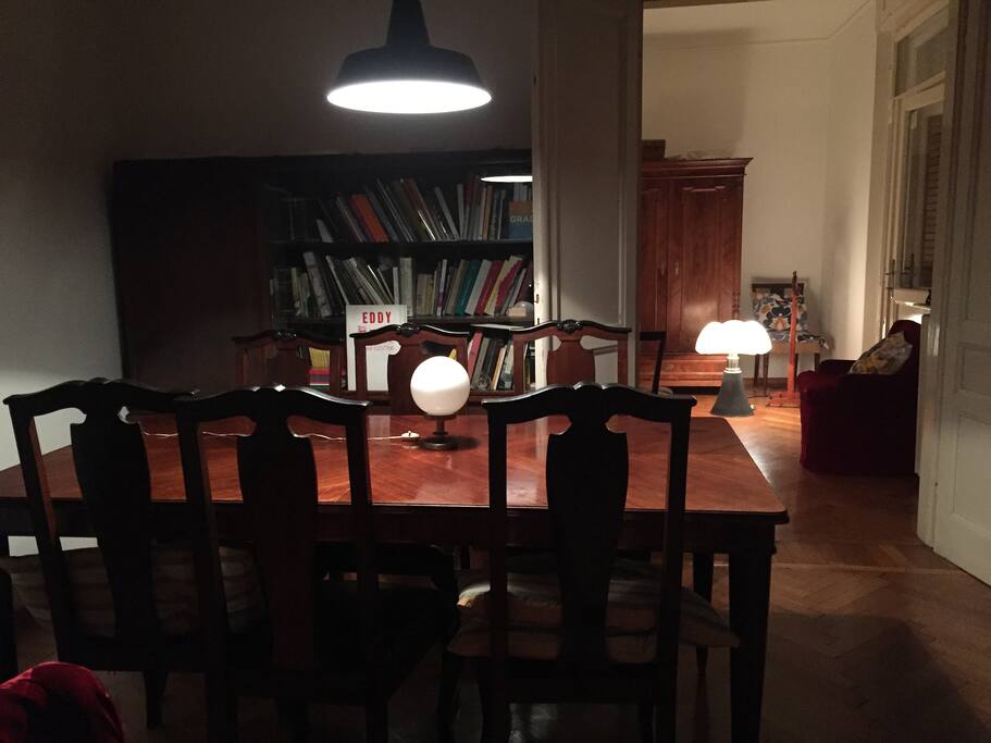 Il tavolo in legno del salotto