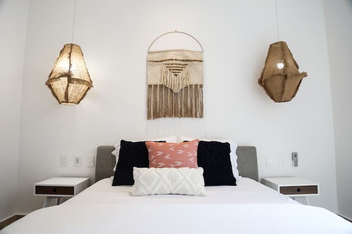 Bedroom 1 (queen bed)