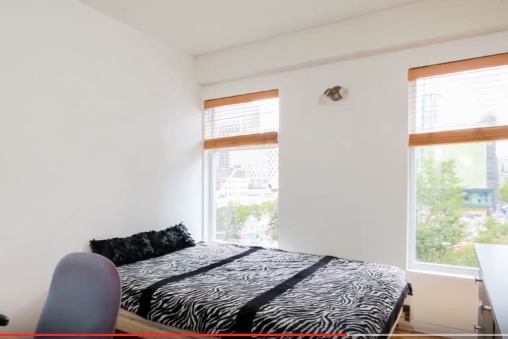 private bedroom with queen bed