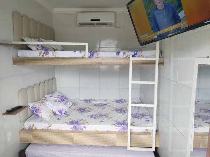 Katika chumba hiki kuna kitanda 1 cha ghorofa mbili na kitanda 1 cha mtu mmoja, kinachokaribisha watu 5.
