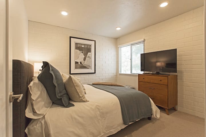 Брачна спална соба со 42-инчен HD телевизор