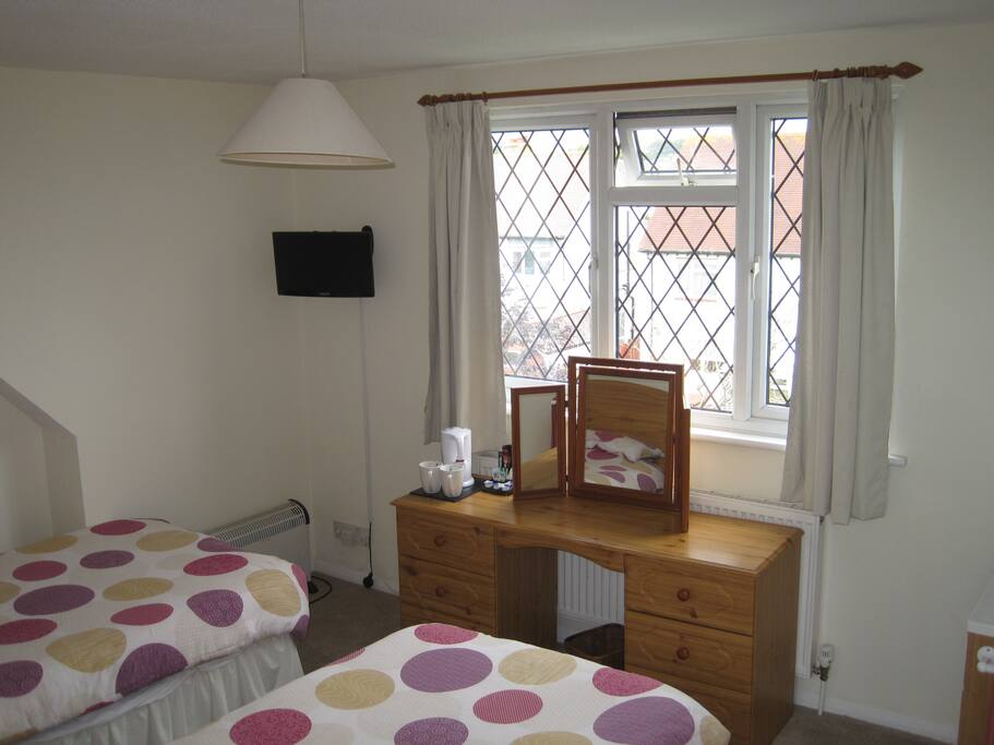 Twin Room
TV, WI-FI
Tea & Coffee