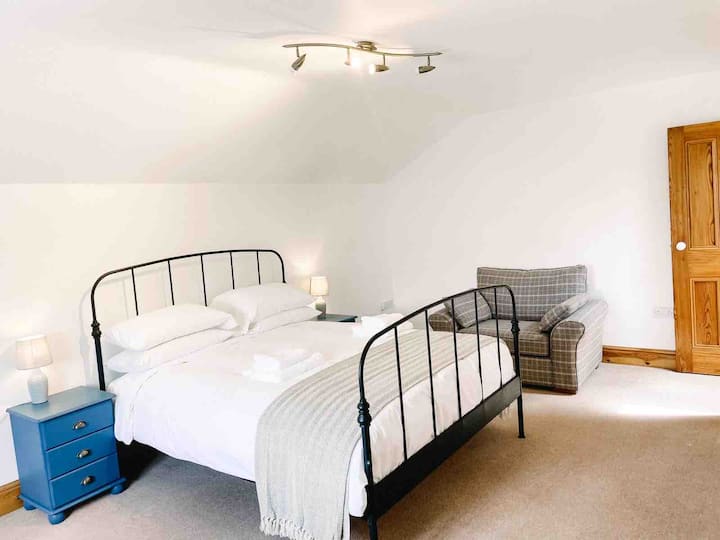 King size bed, upstairs front  bedroom 