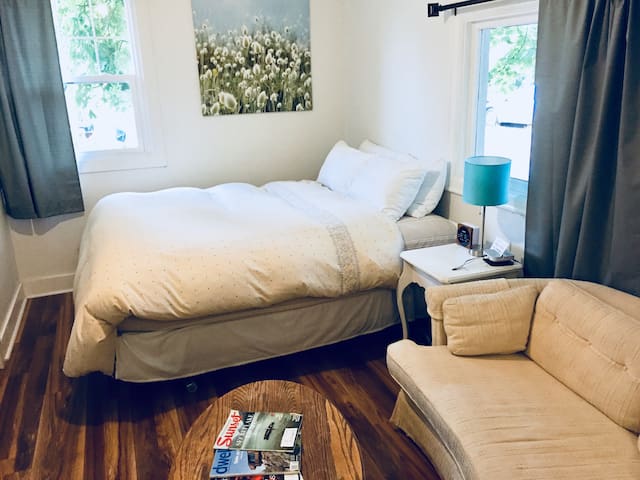 Sweet, Peaceful South Hill Studio