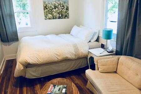 Sweet, Peaceful South Hill Studio